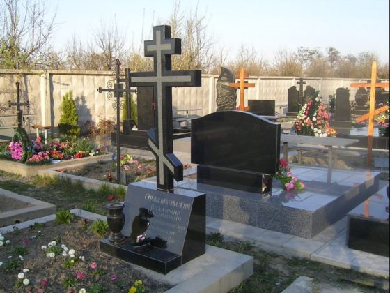 Памятник в виде креста